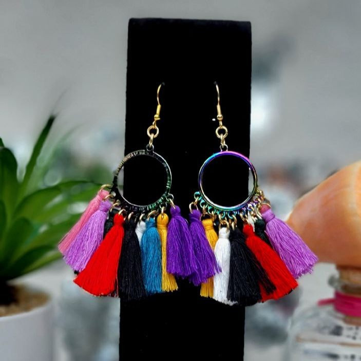 Boucle d’oreille à pompons du Mardi Gras, bijoux à spectre ludique, pièce de déclaration de mode d’été, pendentif arc-en-ciel léger, accessoire coloré vivace