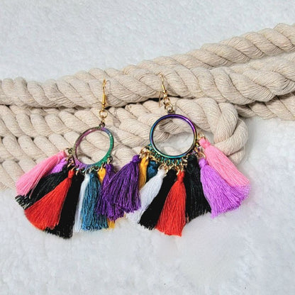 Pendiente de borla Mardi Gras, joyería de espectro lúdico, pieza de declaración de moda de verano, colgante ligero de arco iris, accesorio colorido vivaz