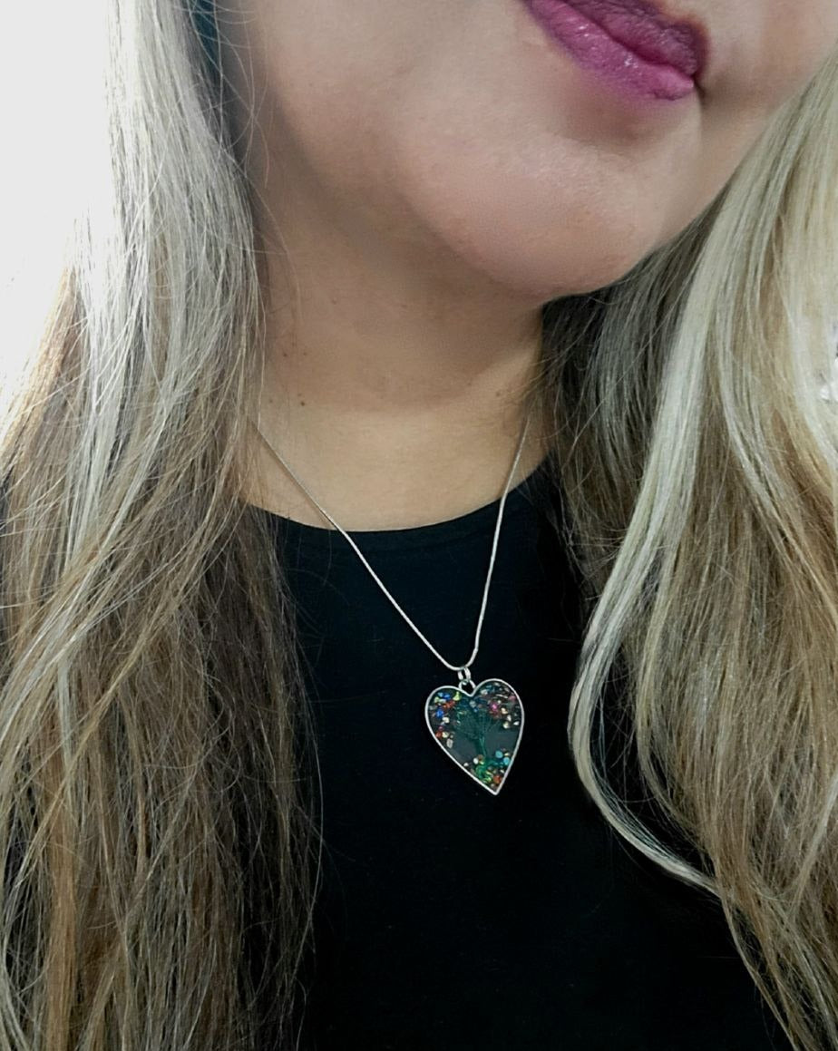 Arbre de vie dans une résine en forme de cœur, symbole à la mode de connexion naturelle, collier magnifique et chic, accessoire harmonieux et vibrant