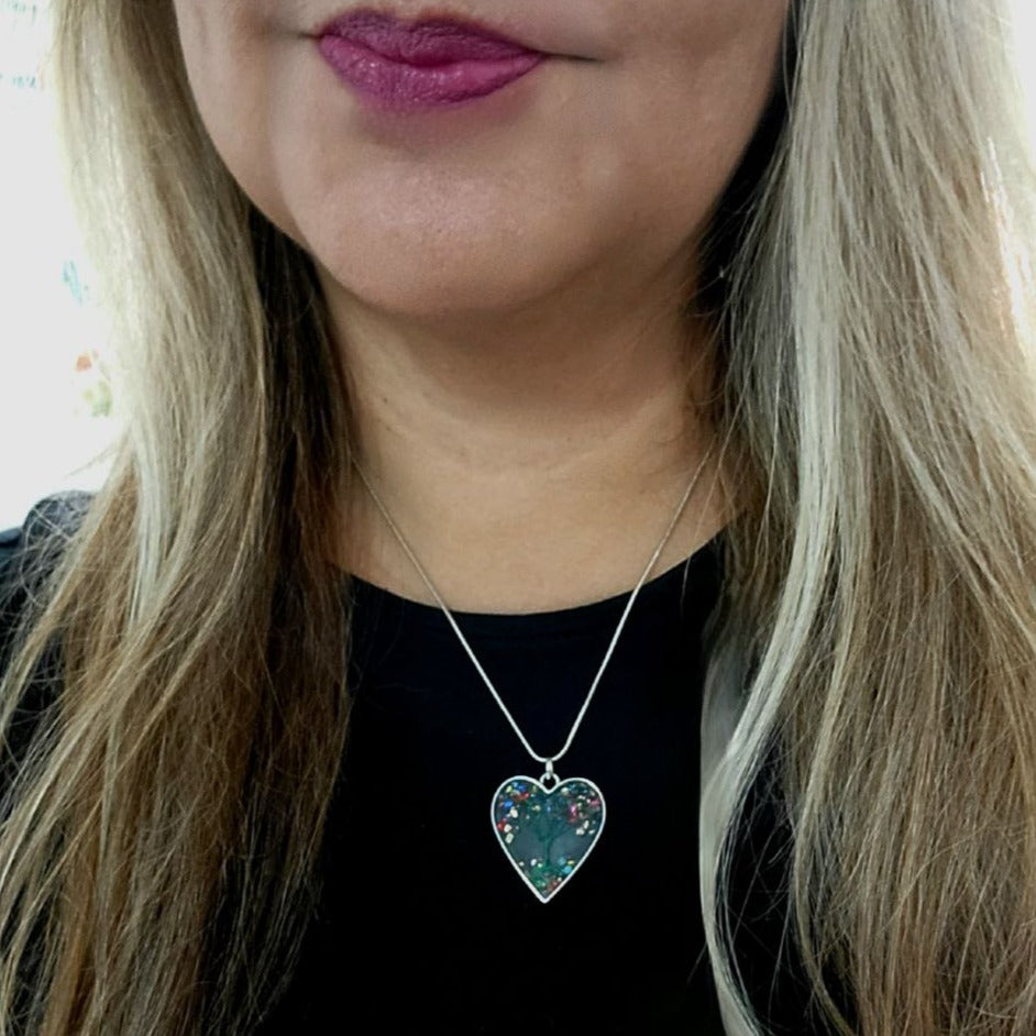 Arbre de vie dans une résine en forme de cœur, symbole à la mode de connexion naturelle, collier magnifique et chic, accessoire harmonieux et vibrant