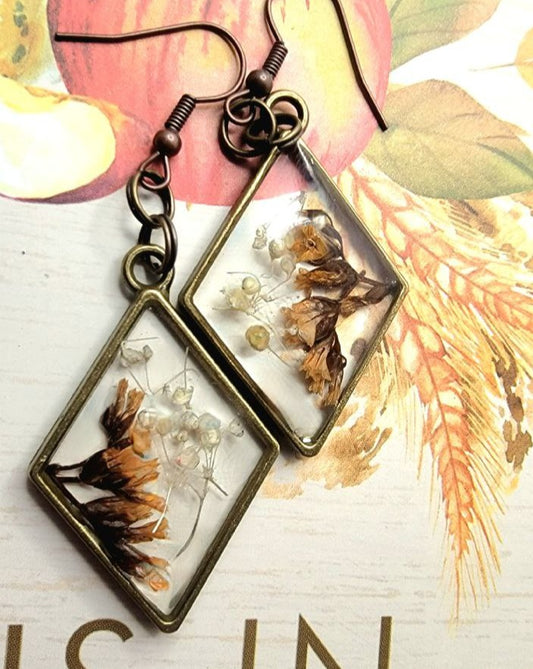 Pendientes de flores de otoño reales, colgante floral de moda de limonium marrón, elegancia atemporal, arte portátil inspirado en la naturaleza, piezas de acento delicadas