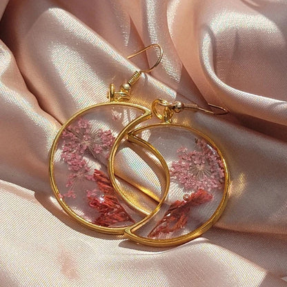 Boucles d’oreilles en croissant de limonium rose, bijoux floraux en forme de lune dorée, pendentifs en résine intemporels inspirés de la nature, design de fusion céleste et florale