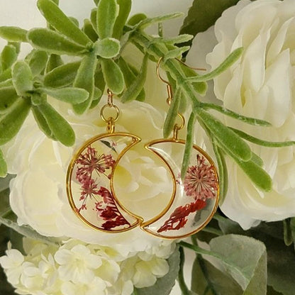 Pendientes de media luna de limonium rosa, joyas florales en forma de luna dorada, colgantes de resina atemporales inspirados en la naturaleza, diseño de fusión celestial y floral