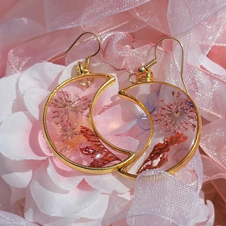 Pendientes de media luna de limonium rosa, joyas florales en forma de luna dorada, colgantes de resina atemporales inspirados en la naturaleza, diseño de fusión celestial y floral