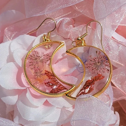 Boucles d’oreilles en croissant de limonium rose, bijoux floraux en forme de lune dorée, pendentifs en résine intemporels inspirés de la nature, design de fusion céleste et florale