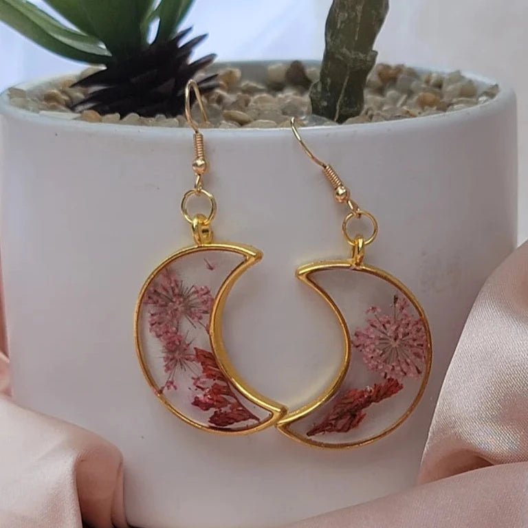 Pendientes de media luna de limonium rosa, joyas florales en forma de luna dorada, colgantes de resina atemporales inspirados en la naturaleza, diseño de fusión celestial y floral