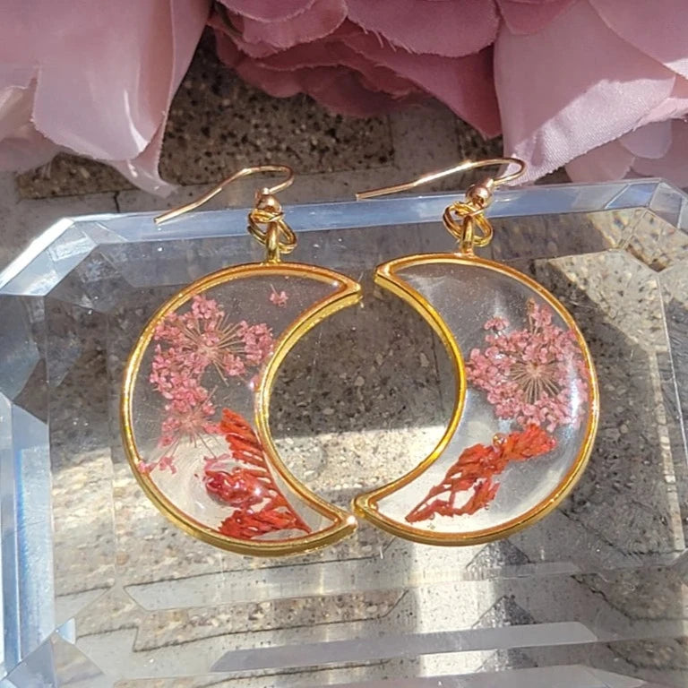 Pendientes de media luna de limonium rosa, joyas florales en forma de luna dorada, colgantes de resina atemporales inspirados en la naturaleza, diseño de fusión celestial y floral