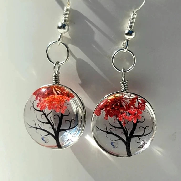 Pendientes de flores de aliento de bebé rojo vibrante, joyería del bosque encantado, accesorio inspirado en la naturaleza, regalo único hecho a mano, árbol de la vida en vidrio