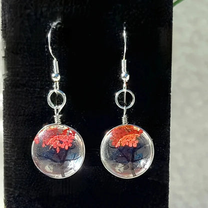 Pendientes de flores de aliento de bebé rojo vibrante, joyería del bosque encantado, accesorio inspirado en la naturaleza, regalo único hecho a mano, árbol de la vida en vidrio