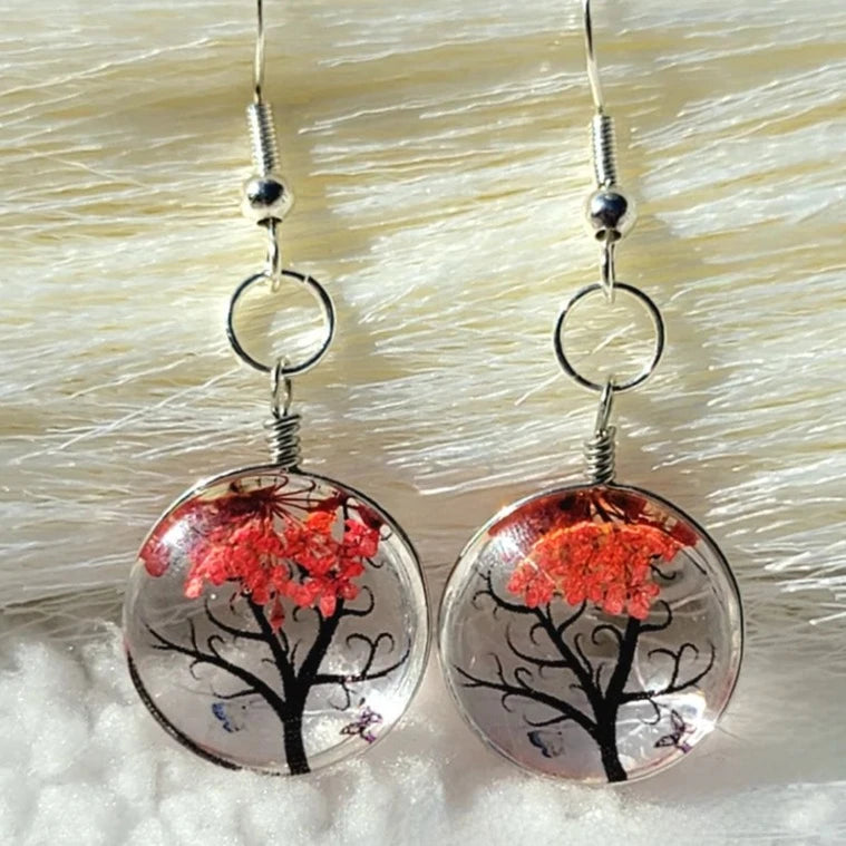 Pendientes de flores de aliento de bebé rojo vibrante, joyería del bosque encantado, accesorio inspirado en la naturaleza, regalo único hecho a mano, árbol de la vida en vidrio