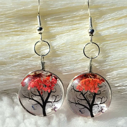 Pendientes de flores de aliento de bebé rojo vibrante, joyería del bosque encantado, accesorio inspirado en la naturaleza, regalo único hecho a mano, árbol de la vida en vidrio