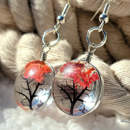 Pendientes de flores de aliento de bebé rojo vibrante, joyería del bosque encantado, accesorio inspirado en la naturaleza, regalo único hecho a mano, árbol de la vida en vidrio