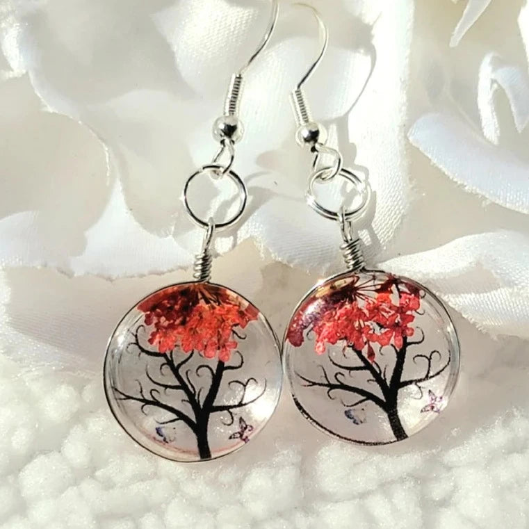 Pendientes de flores de aliento de bebé rojo vibrante, joyería del bosque encantado, accesorio inspirado en la naturaleza, regalo único hecho a mano, árbol de la vida en vidrio