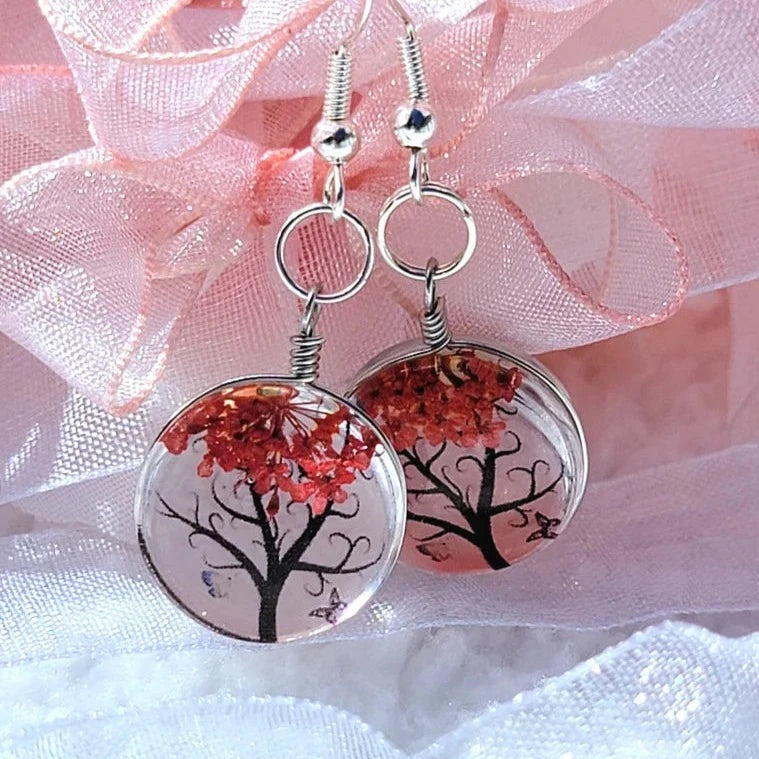 Pendientes de flores de aliento de bebé rojo vibrante, joyería del bosque encantado, accesorio inspirado en la naturaleza, regalo único hecho a mano, árbol de la vida en vidrio