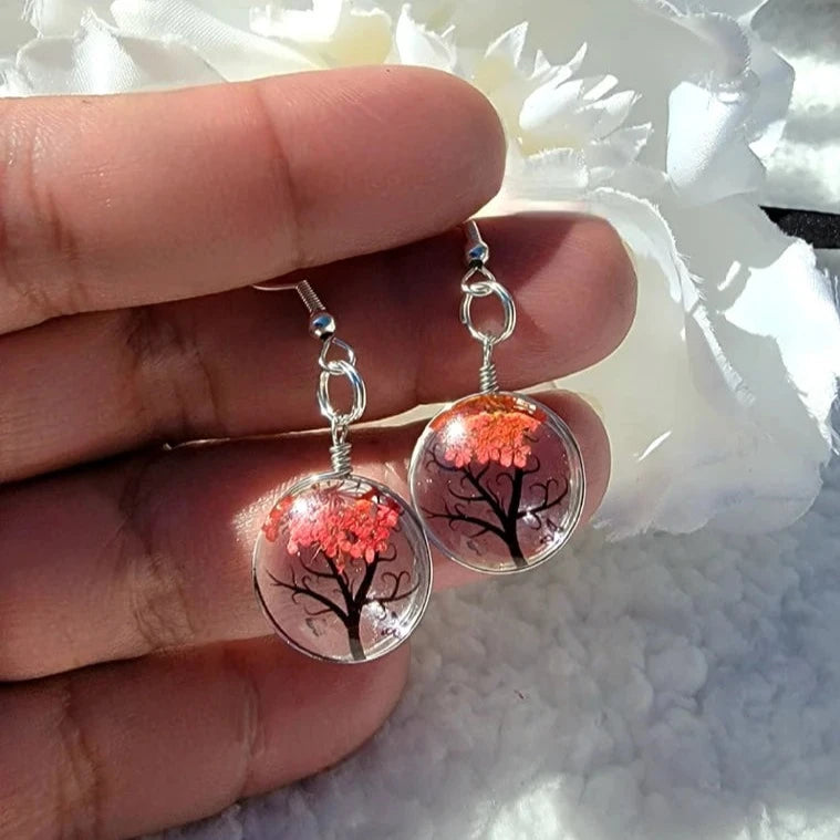 Pendientes de flores de aliento de bebé rojo vibrante, joyería del bosque encantado, accesorio inspirado en la naturaleza, regalo único hecho a mano, árbol de la vida en vidrio