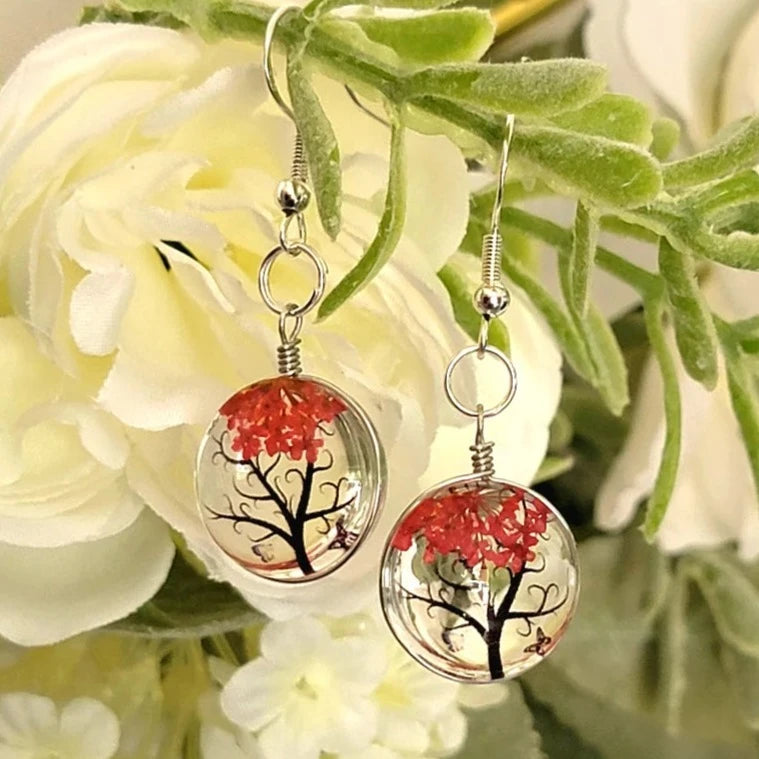 Pendientes de flores de aliento de bebé rojo vibrante, joyería del bosque encantado, accesorio inspirado en la naturaleza, regalo único hecho a mano, árbol de la vida en vidrio