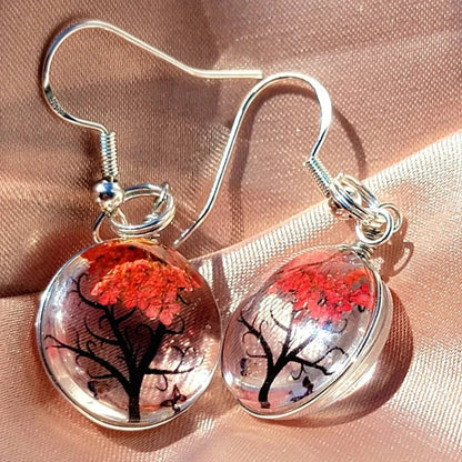 Pendientes de flores de aliento de bebé rojo vibrante, joyería del bosque encantado, accesorio inspirado en la naturaleza, regalo único hecho a mano, árbol de la vida en vidrio