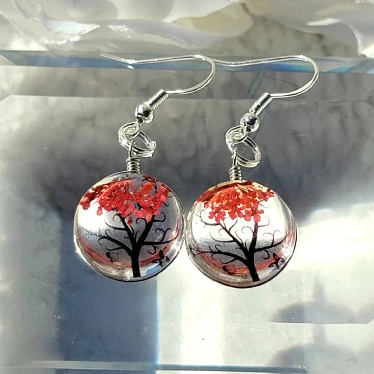 Pendientes de flores de aliento de bebé rojo vibrante, joyería del bosque encantado, accesorio inspirado en la naturaleza, regalo único hecho a mano, árbol de la vida en vidrio