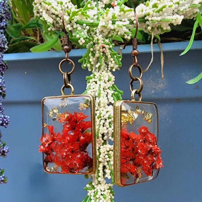 Boucles d’oreilles en fleurs de limonium rouge, résine naturellement pressée, fleurs préservées, bijoux inspirés de la nature fabriqués à la main, beauté florale éternelle