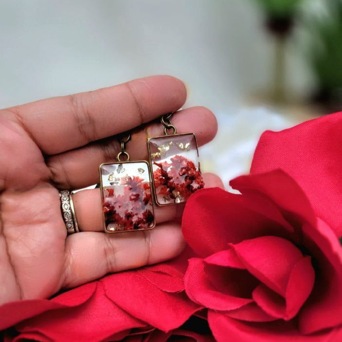 Boucles d’oreilles en fleurs de limonium rouge, résine naturellement pressée, fleurs préservées, bijoux inspirés de la nature fabriqués à la main, beauté florale éternelle