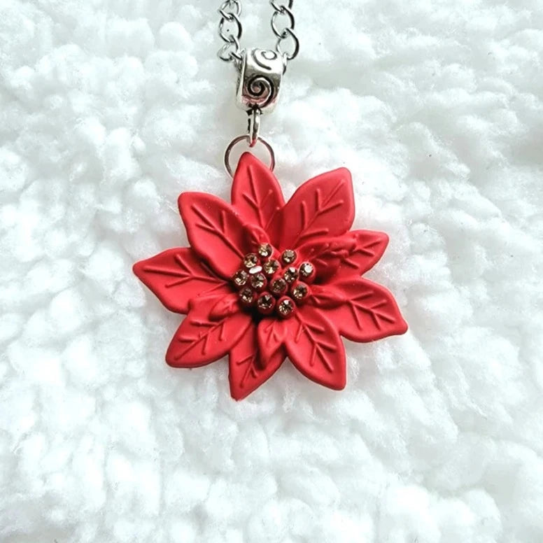 Collar de flores de Poinsettia roja, joyería de declaración festiva, adorno navideño tradicional, collar de temporada elegante, diseño de pétalos intrincados