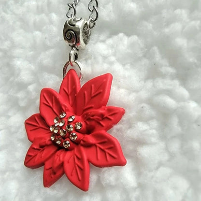 Collier de fleurs de poinsettia rouge, bijoux de déclaration festive, parure de vacances traditionnelle, collier de saison élégant, conception de pétales complexes