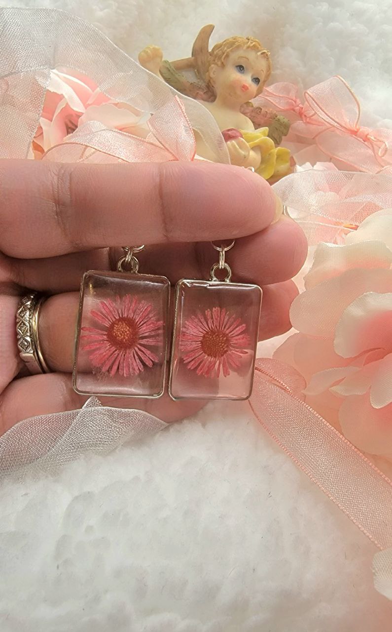 Pendientes revestidos de resina de Coral Gerbera, joyas inspiradas en la floración de verano, diseño inspirado en la naturaleza con flor real, colgante de flor vibrante y radiante