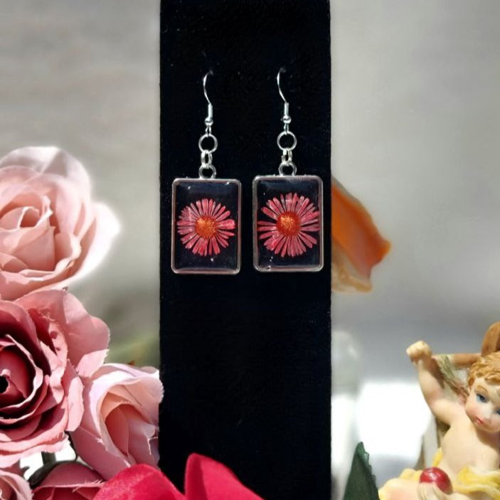 Pendientes revestidos de resina de Coral Gerbera, joyas inspiradas en la floración de verano, diseño inspirado en la naturaleza con flor real, colgante de flor vibrante y radiante