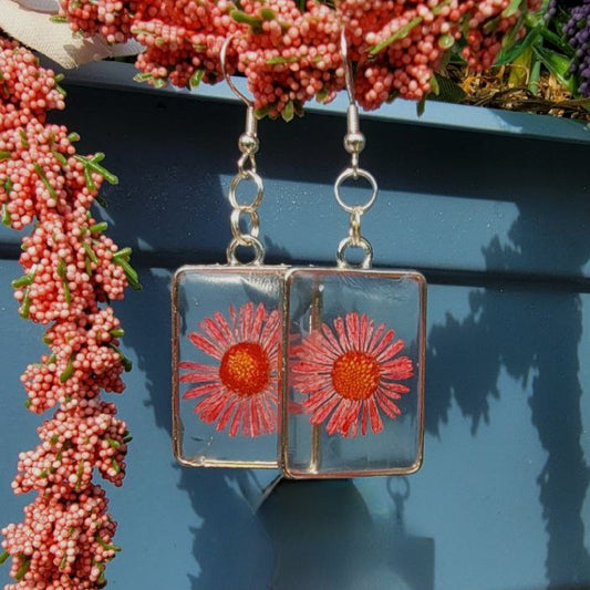 Pendientes revestidos de resina de Coral Gerbera, joyas inspiradas en la floración de verano, diseño inspirado en la naturaleza con flor real, colgante de flor vibrante y radiante