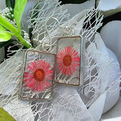 Boucles d’oreilles en résine Coral Gerbera, bijoux inspirés de la floraison d’été, design inspiré de la nature avec vraie fleur, pendentif de fleur vibrante et radieuse