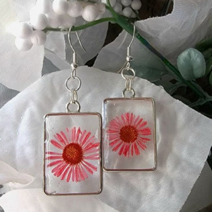 Boucles d’oreilles en résine Coral Gerbera, bijoux inspirés de la floraison d’été, design inspiré de la nature avec vraie fleur, pendentif de fleur vibrante et radieuse