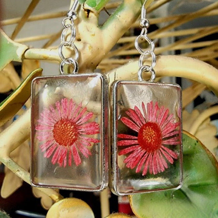 Pendientes revestidos de resina de Coral Gerbera, joyas inspiradas en la floración de verano, diseño inspirado en la naturaleza con flor real, colgante de flor vibrante y radiante