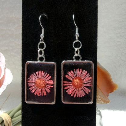 Pendientes revestidos de resina de Coral Gerbera, joyas inspiradas en la floración de verano, diseño inspirado en la naturaleza con flor real, colgante de flor vibrante y radiante