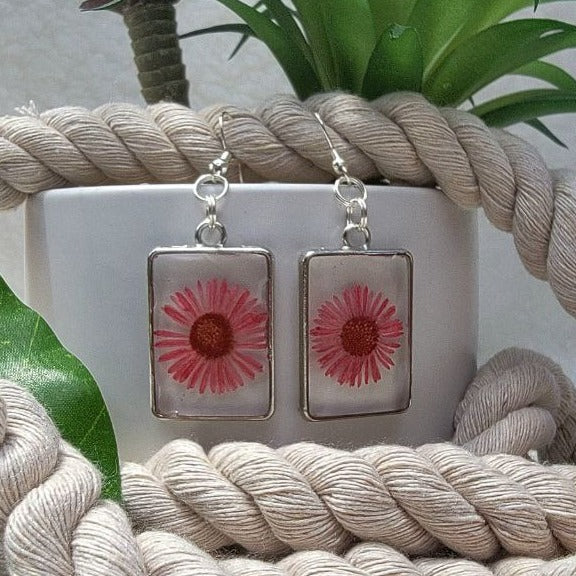 Boucles d’oreilles en résine Coral Gerbera, bijoux inspirés de la floraison d’été, design inspiré de la nature avec vraie fleur, pendentif de fleur vibrante et radieuse