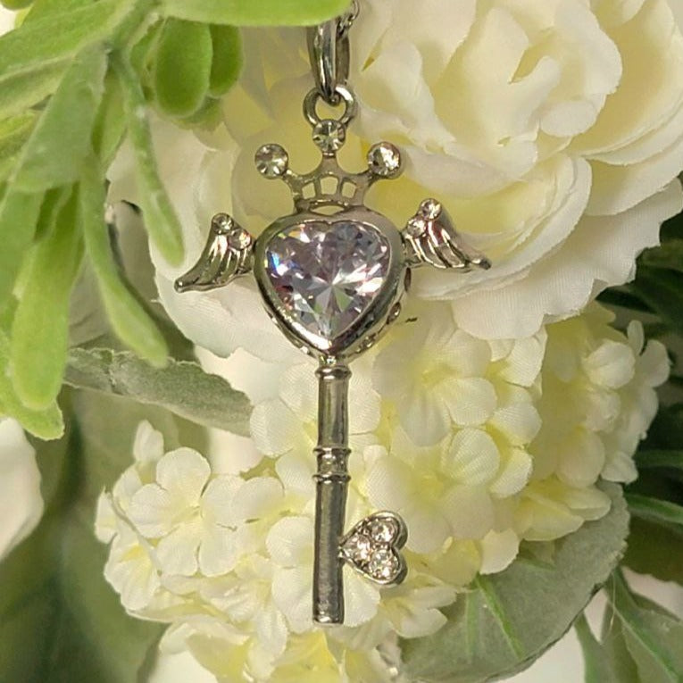 Colgante de llave de corazón de pedrería, colgante de ala de ángel, joyería celestial elegante, encanto de amor único, joyería inspiradora, regalo espiritual