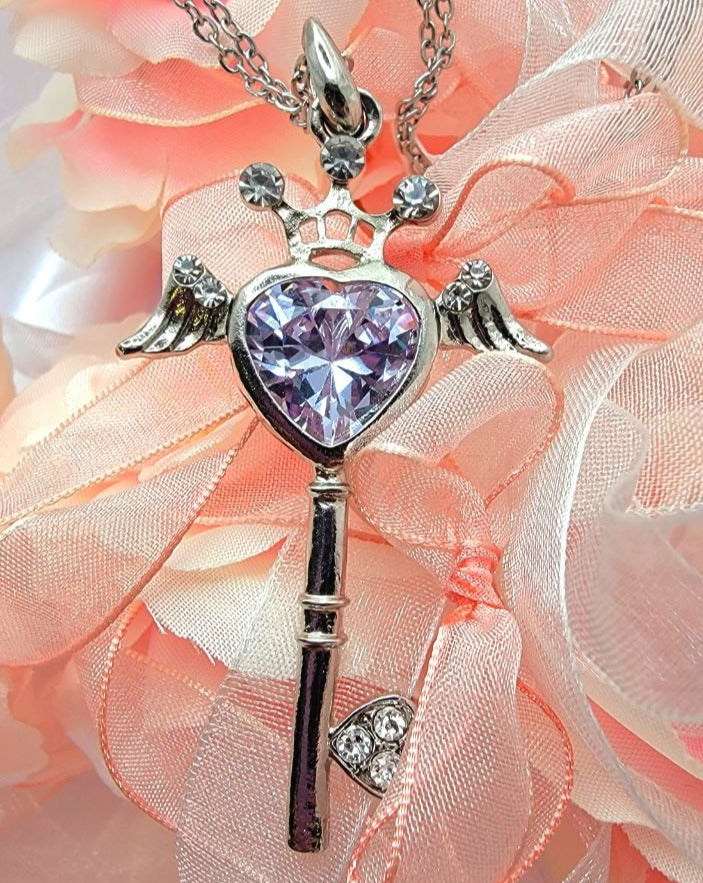 Colgante de llave de corazón de pedrería, colgante de ala de ángel, joyería celestial elegante, encanto de amor único, joyería inspiradora, regalo espiritual