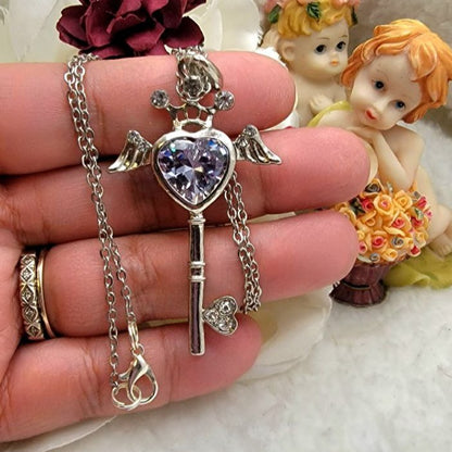 Colgante de llave de corazón de pedrería, colgante de ala de ángel, joyería celestial elegante, encanto de amor único, joyería inspiradora, regalo espiritual