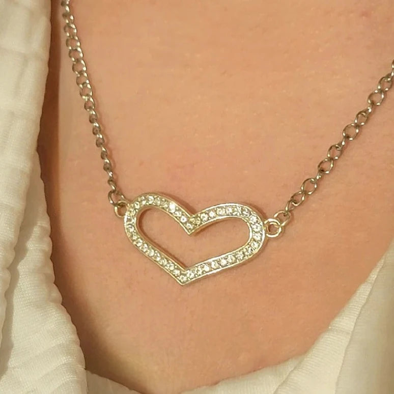 Collier coeur en strass intemporel d'amour et de dévotion, emblème d'amour brillant pour les anniversaires, cadeau romantique pour les occasions spéciales, la Saint-Valentin