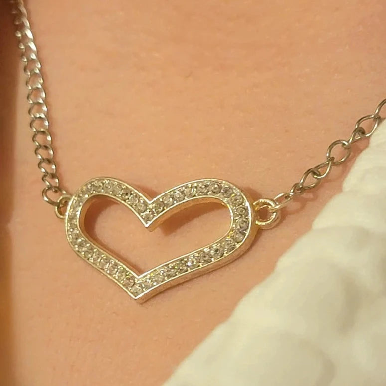 Collier coeur en strass intemporel d'amour et de dévotion, emblème d'amour brillant pour les anniversaires, cadeau romantique pour les occasions spéciales, la Saint-Valentin