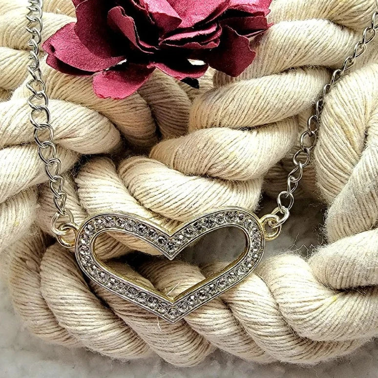 Collier coeur en strass intemporel d'amour et de dévotion, emblème d'amour brillant pour les anniversaires, cadeau romantique pour les occasions spéciales, la Saint-Valentin