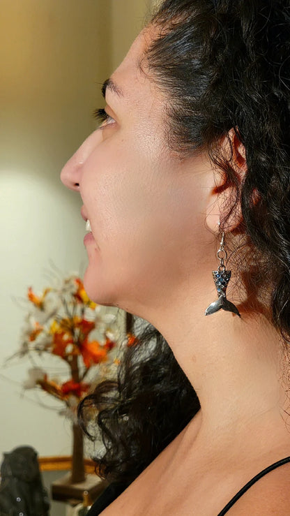 Pendientes de sirena con tachuelas de pedrería, joyería de sirena, joyería de playa, elegancia costera, boda en la playa, accesorio de sirena de mar, boda de destino