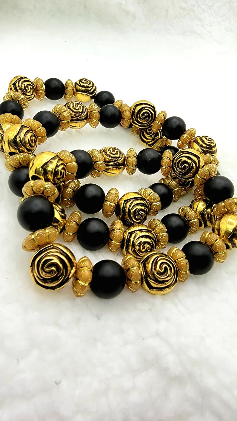 Versatile Detailed Rose-Design Bracelet, Black Matte Onyx Bead Accessory, Agate Frosted Wristlet, Elegant Evening-Wear Accessory