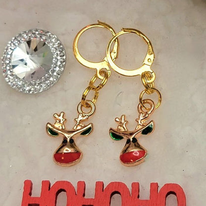 Boucle d’oreille inspirée du renne Rudolph, personnage de Noël fantaisiste, mode hivernale, bijoux de vacances tendance, accessoire festif de nouveauté