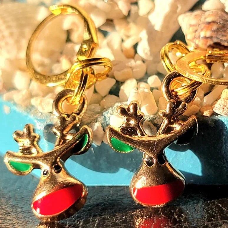 Boucle d’oreille inspirée du renne Rudolph, personnage de Noël fantaisiste, mode hivernale, bijoux de vacances tendance, accessoire festif de nouveauté