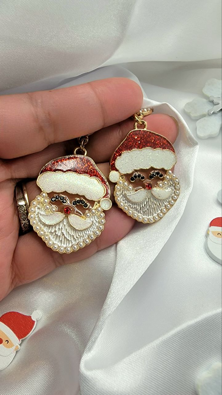 Diseño clásico de Papá Noel con detalles de perlas, joyería navideña festiva con esmalte dorado, aretes navideños caprichosos, colgantes para realzar el atuendo de fiesta