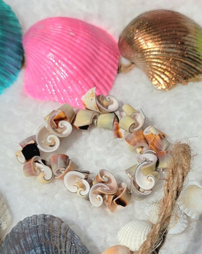 Pulsera de concha en espiral, joyería hecha a mano inspirada en el océano, moda bohemia, joyería de diseño junto al mar, vibraciones de playa, pulseras de tono dorado