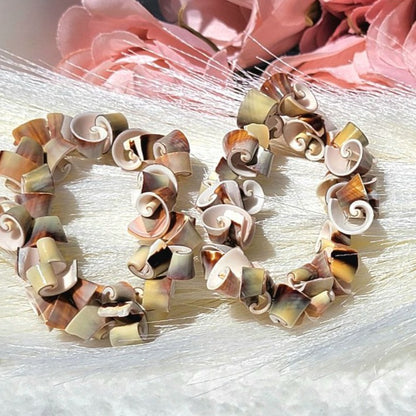 Pulsera de concha en espiral, joyería hecha a mano inspirada en el océano, moda bohemia, joyería de diseño junto al mar, vibraciones de playa, pulseras de tono dorado