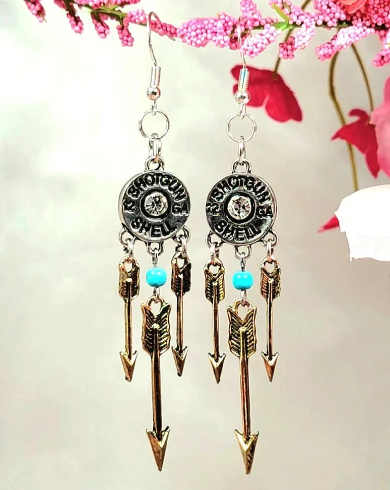 Bijoux Rebel Chic Bullet Shell Dangle, élégance avant-gardiste avec silex de flèche en bronze, boucles d'oreilles avant-gardistes, unique et robuste, accessoire audacieux