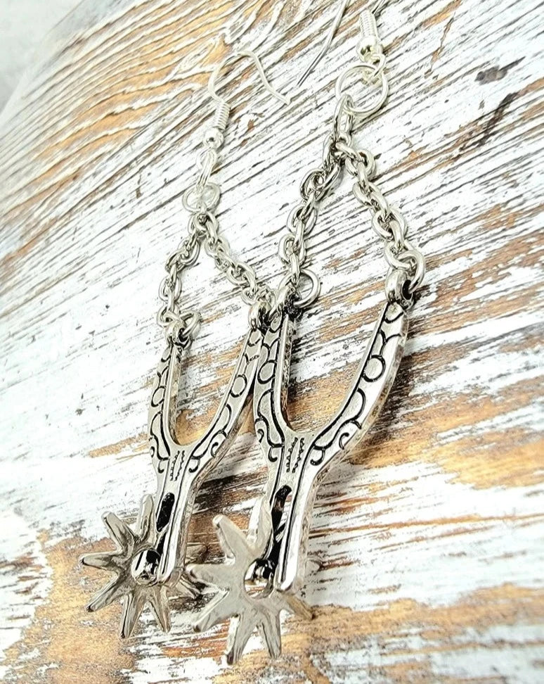 Boucles d’oreilles conçues par Western Boot Spur, bijoux prêts pour le rodéo, accessoire Cowgirl Chic, Country Festival Dangle, inspiré du Far West