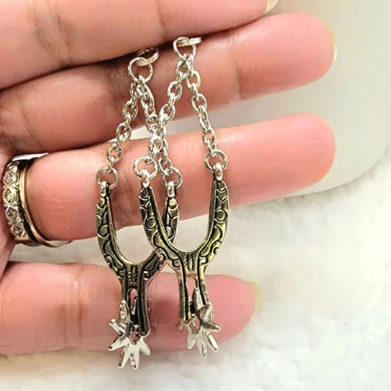 Pendientes diseñados con espuela de bota occidental, joyas listas para rodeo, accesorio chic vaquera, colgante para festival campestre, inspirado en el salvaje oeste